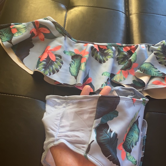 Bardot ruffle bathing suit - Picture 2 of 2